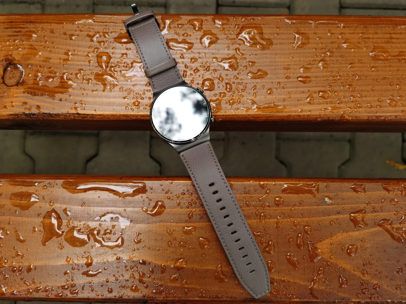 Rozmiary zegarka wynoszą 46.7 na 46.7 na 11.4 mm, a jego waga to około 52 g. Rozmiar tarczy to 46 mm. Watch GT 2 Pro rzeczywiście jest masywny, ale zwyczajnie „nie czuć” tego na naszej dłoni. To duży plus. Po prawej stronie tarczy znajdziemy jedyne dwa fizyczne przyciski na zegarku – służą one do otwierania menu z funkcjami i powrotu do tarczy informującej o godzinie (górny) i przejścia do listy treningów (dolny). Zegarek jest wodoodporny i spełnia standard 5 ATM, dzięki czemu można korzystać z niego podczas pływania.