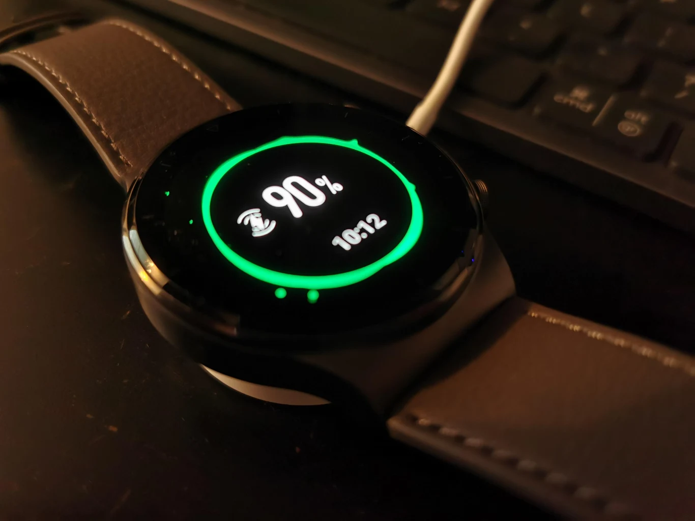 Bateria? Kolejny bardzo mocny plus Watch GT 2 Pro. Wiele zależy od sposobu użytkowania, ale około 12 dni przy standardowym korzystaniu to naprawdę świetny wynik. Zegarek ładujemy bezprzewodowo, m.in. przy pomocy krążka umieszczonego w zestawie. Kilka minut ładowania wystarczy na kilka minut działania. 