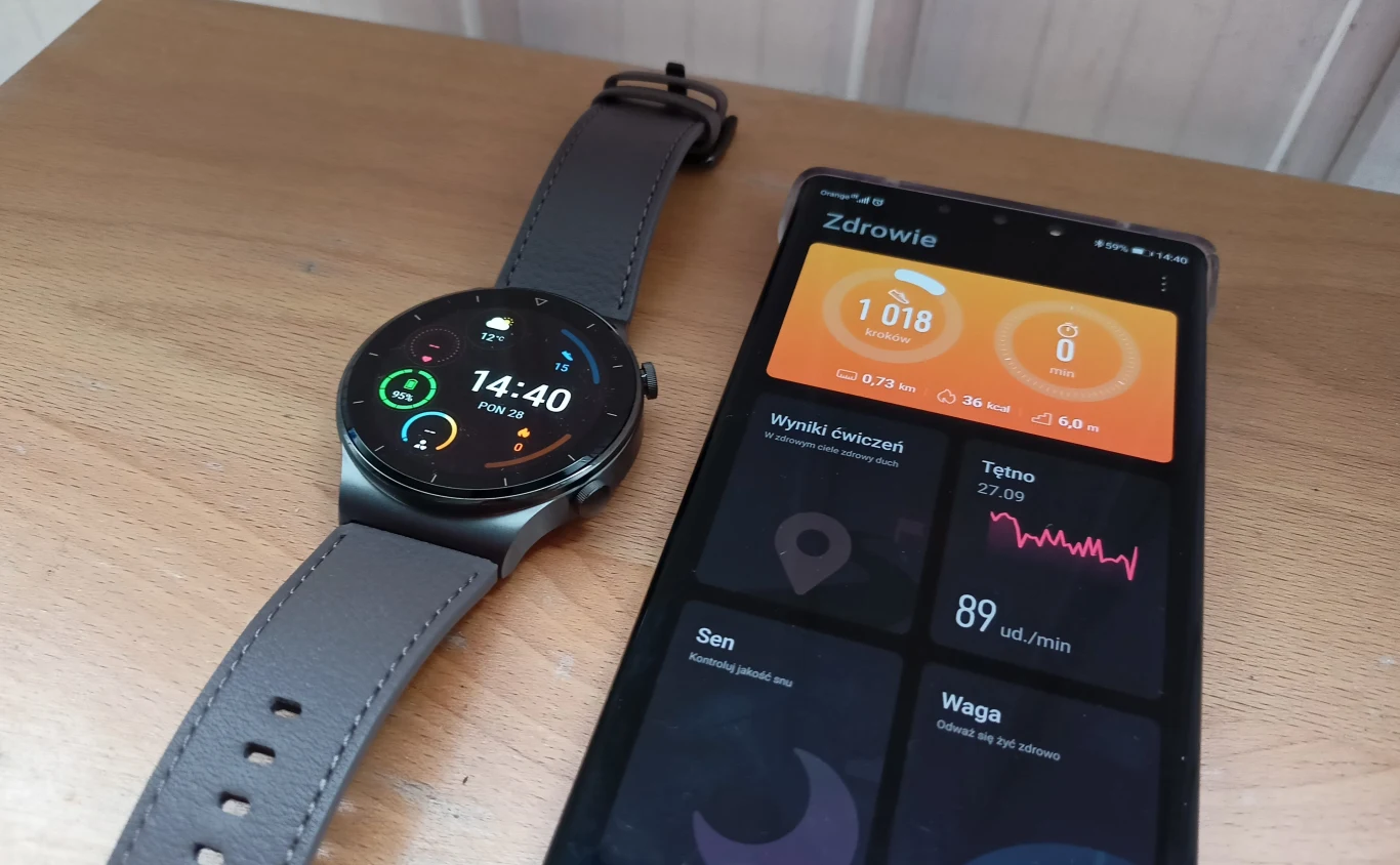 Aby skorzystać z zegarka, po jego uruchomieniu musimy go sparować via Bluetooth z aplikacją Huawei Zdrowie. Watch GT 2 Pro oficjalnie nie współpracuje z żadną inną aplikacją fitness. Sama apka zbiera wszystkie podstawowe informacje o treningach, śnie, poziomie stresu czy przebytej trasie. Smartwatcha sparowaliśmy ze smartfonem Huawei Mate30 Pro – nie było najmniejszych problemów.