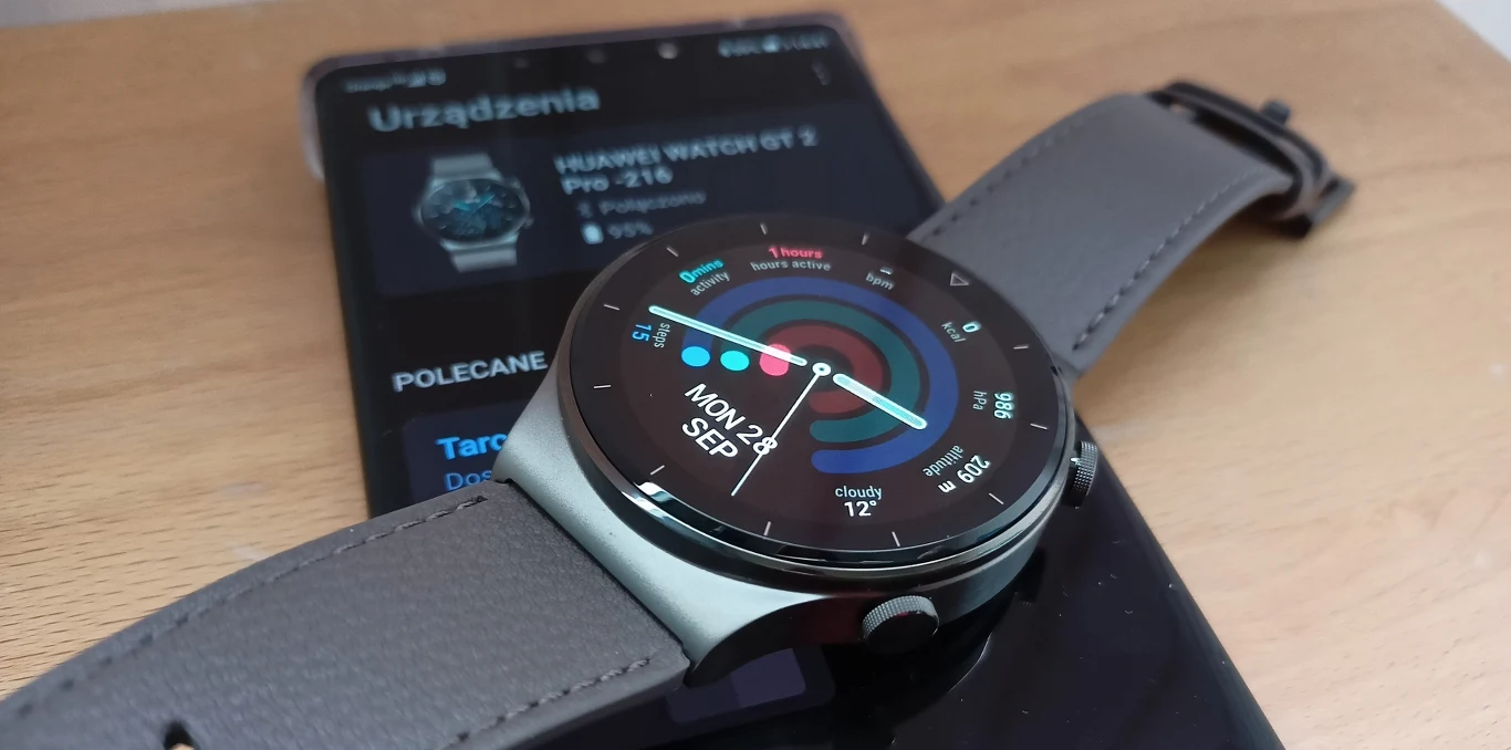 Pozostając jeszcze w temacie systemu operacyjnego – zegarek działa w oparciu o autorski Huawei Lite OS. Ma to swoje dobre strony, bo ta sama firma robiąca hardware i software może dostarczyć lepiej zoptymalizowany produkt. Są również minusy, jak wspomniany brak apek. W przypadku zegarka Huaweia niemożliwość skorzystania z innych aplikacji fitness, apek muzycznych czy nawigacji to duży minus. 