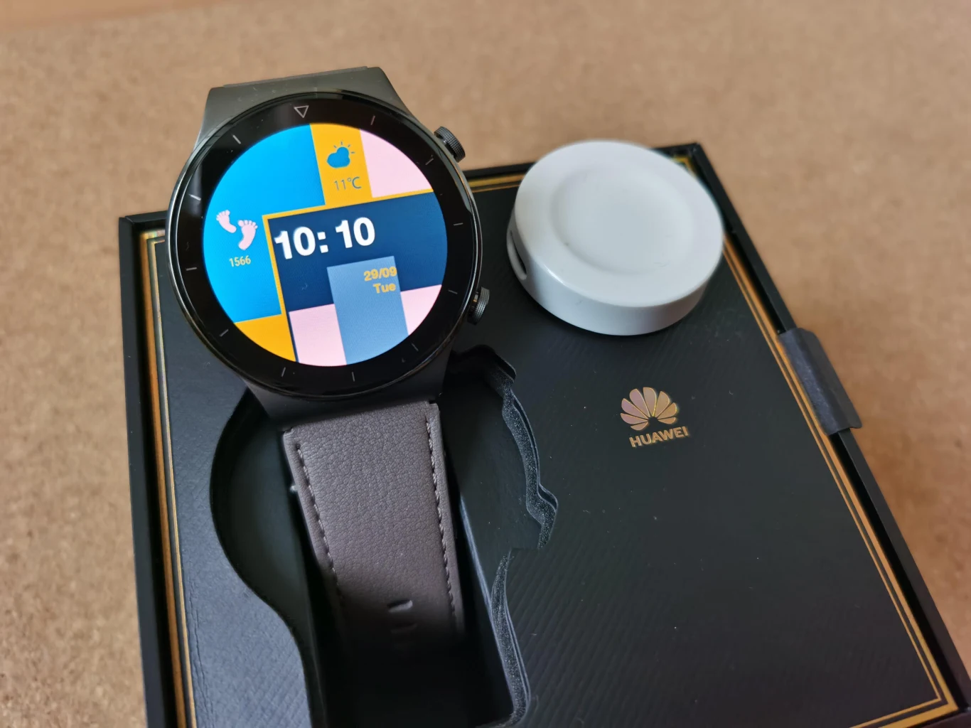  W pudełku znajdziemy gustownie zapakowany zegarek, krążek służący do ładowania, kabel USB-C i zestaw dokumentów. Do sprzedaży trafiły modele: czarny i grafitowy.