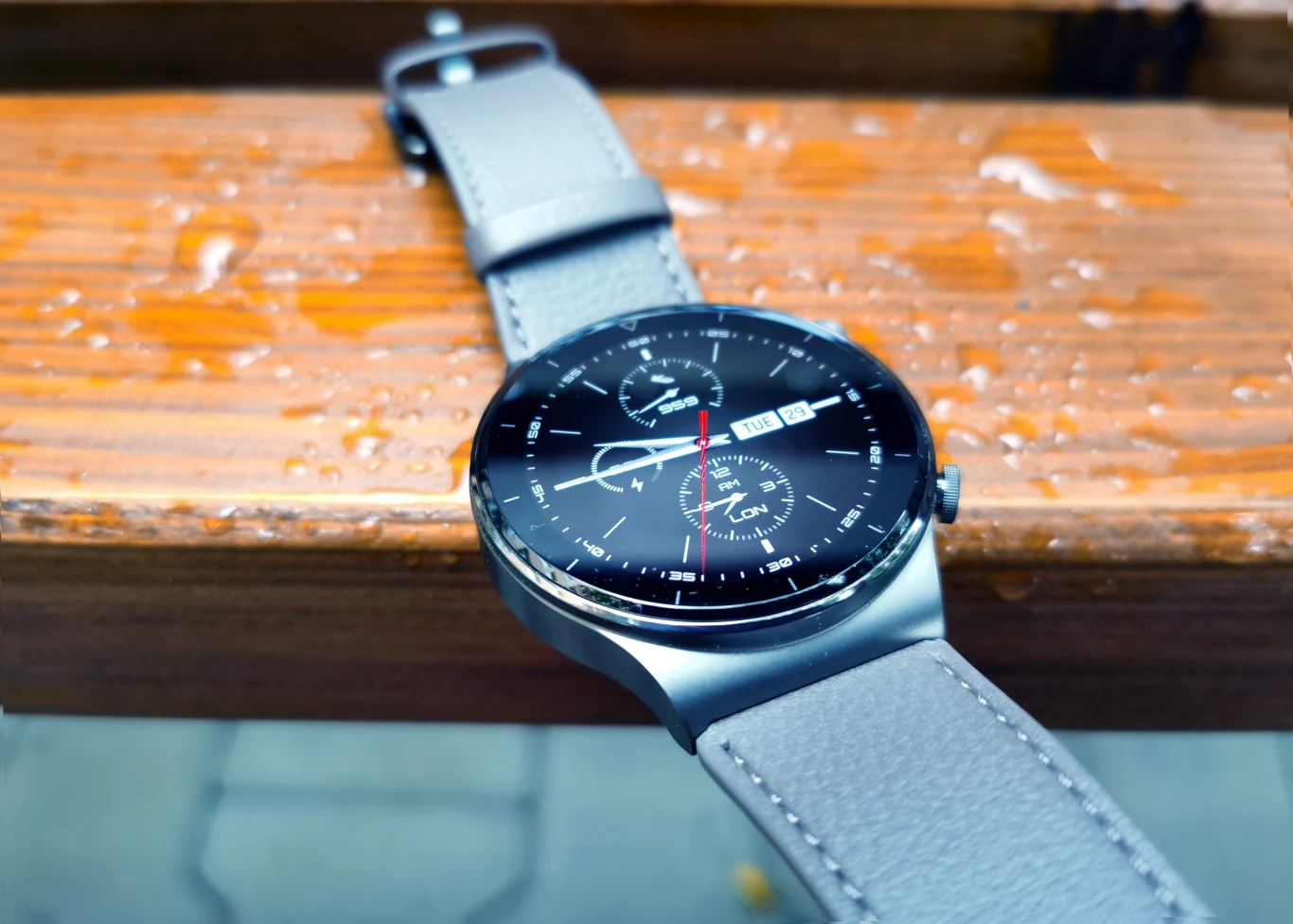 Huawei dba o to, aby na rynek regularnie trafiały kolejne iteracje jego inteligentnych zegarków. Najnowszy z modeli, Watch GT 2 Pro, ma łączyć funkcje poprzednich wersji, z kilkoma nowymi rozwiązaniami, ale przede wszystkim – jego założeniem jest jak najlepszy z możliwych design.