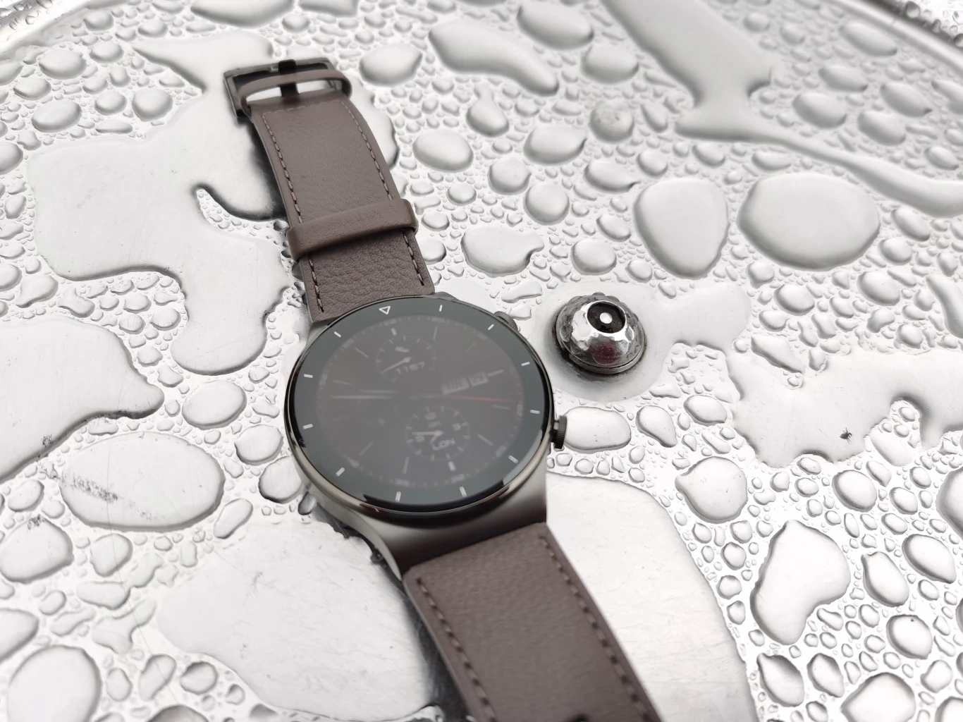 Zegarek jest pokryty jednym z najbardziej wytrzymałych materiałów na świata, szafirowym szkłem. Koperta to tytan, a tylna cześć obudowy ma ceramiczne elementy. W sprzedaży znajdziemy modele z paskiem sportowym i klasycznym (skórzanym). Jak prezentuje się taka fuzja materiałów? Fenomenalnie, pod kątem wzornictwa i designu nie można zarzucić nic złego projektantom i inżynierom Huaweia.