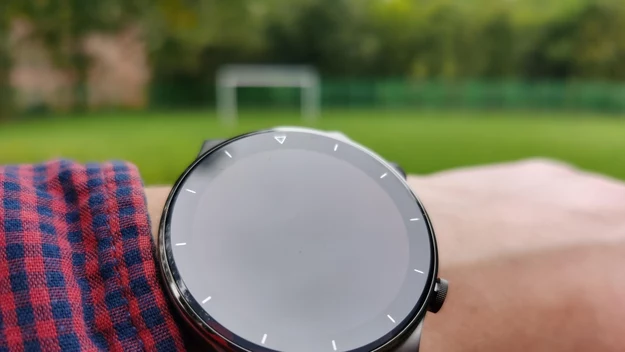 Huawei Watch GT 2 Pro to doskonale prezentujący się zegarek ze świetną baterią, który przede wszystkim powinien zainteresować ludzi prowadzący aktywny tryb życia, a zarazem osoby nie wymagających od swojego smartwatcha wielu dodatkowych funkcji i apek. Wszyscy szukający inteligentnego zegarka z wachlarzem wielu dodatków i opcją płatności muszą szukać gdzie indziej. Huawei Watch GT 2 Pro kosztuje 1399 zł