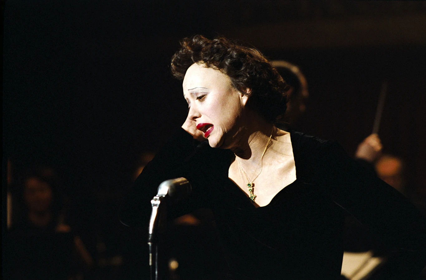 W 2008 roku Marion Cotillard oczarowała widzów i krytyków wybitną kreacją w filmie "Niczego nie żałuję - Edith Piaf" (2007) Oliviera Dahana, gdzie wcieliła się w legendę francuskiej piosenki. Za tę rolę zdobyła drugiego Cezara, Złoty Glob, nagrodę BAFTA, a także uhonorowano ją statuetką Oscara dla najlepszej aktorki.
Na zdjęciu: Marion Cotillard w filmie "Niczego nie żałuję: Edith Piaf" W 2008 roku Marion Cotillard oczarowała widzów i krytyków wybitną kreacją w filmie "Niczego nie żałuję - Edith Piaf" (2007) Oliviera Dahana, gdzie wcieliła się w legendę francuskiej piosenki. Za tę rolę zdobyła drugiego Cezara, Złoty Glob, nagrodę BAFTA, a także uhonorowano ją statuetką Oscara dla najlepszej aktorki.
Na zdjęciu: Marion Cotillard w filmie "Niczego nie żałuję: Edith Piaf"
