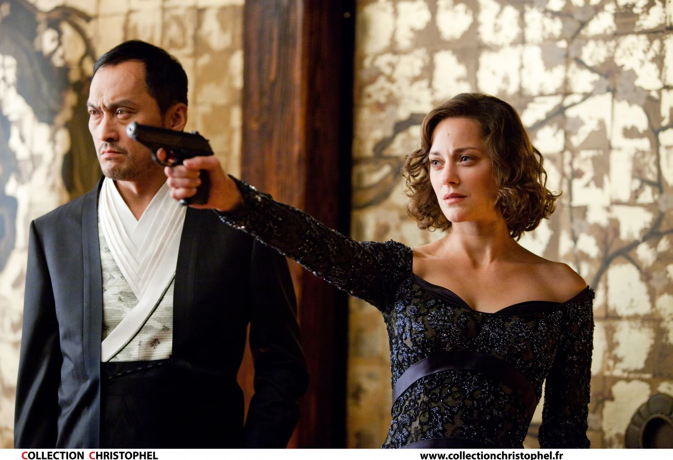 Ważne role aktorka zagrała również u boku Leonardo Di Caprio w filmie Christophera Nolana "Incepcja", Brada Pitta w "Sprzymierzonych", Russella Crowe'a w "Dobrym roku" czy Toma Hardy'ego w obrazie "Mroczny Rycerz powstaje". Wszyscy aktorzy zgodnie przyznają, że Marion Cotillard ich urzekła. Jako aktorka i jako kobieta.
Na zdjęciu: Marion Cotillard i Ken Watanabe w filmie "Incepcja" Ważne role aktorka zagrała również u boku Leonardo Di Caprio w filmie Christophera Nolana "Incepcja", Brada Pitta w "Sprzymierzonych", Russella Crowe'a w "Dobrym roku" czy Toma Hardy'ego w obrazie "Mroczny Rycerz powstaje". Wszyscy aktorzy zgodnie przyznają, że Marion Cotillard ich urzekła. Jako aktorka i jako kobieta.
Na zdjęciu: Marion Cotillard i Ken Watanabe w filmie "Incepcja"