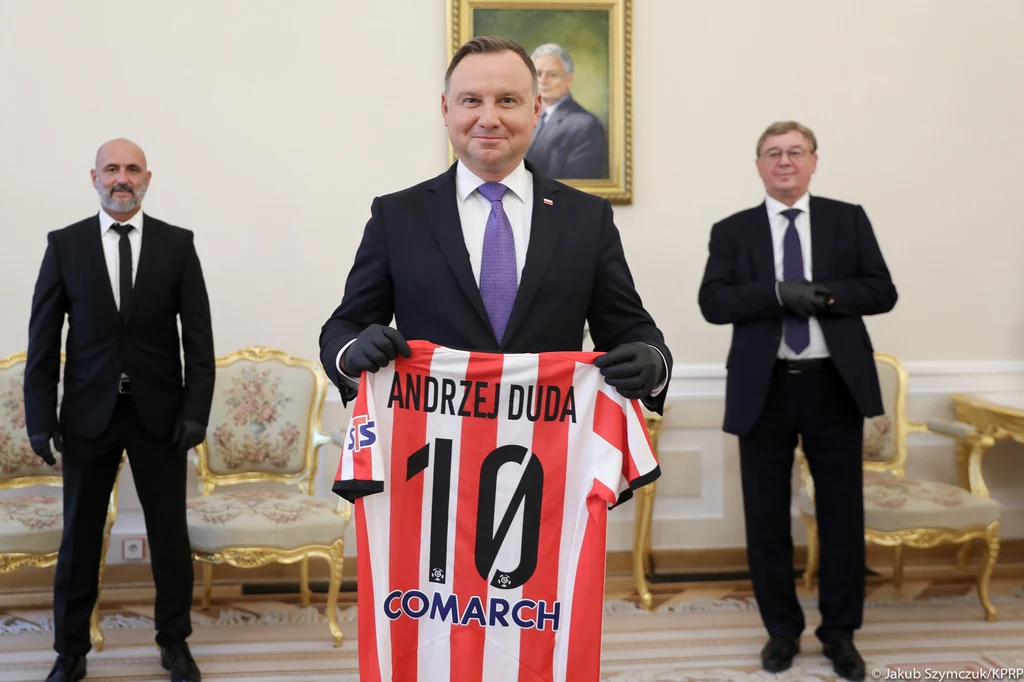 Andrzej Duda z koszulką ze swoim nazwiskiem/ Źródło: Prezydent.pl
