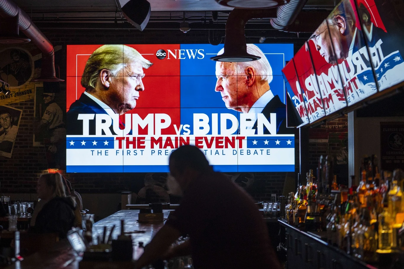 Wybory w USA. Triumf Bidena W Stanach Zjednoczonych w wyścigu o Biały Dom zmierzyli się kandydat Republikanów, ubiegający się o reelekcję Donald Trump oraz kandydat Demokratów, były wiceprezydent Joe Biden. Kampania ze względu na epidemię koronawirusa przebiegała w szczególnych warunkach, w trakcie jej trwania COVID-19 stwierdzono u Trumpa, który musiał być hospitalizowany. Głosowanie powszechne odbyło się 3 listopada. Zwyciężył Joe Biden. Oficjalnie został wybrany nowym prezydentem USA po głosowaniu Kolegium Elektorów, które odbyło się 14 listopada. Otrzymał łącznie 306 głosów elektorskich, zaś Trump 232. 
