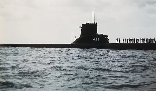 USS "Tusk" z załogą na pokładzie dziobowym