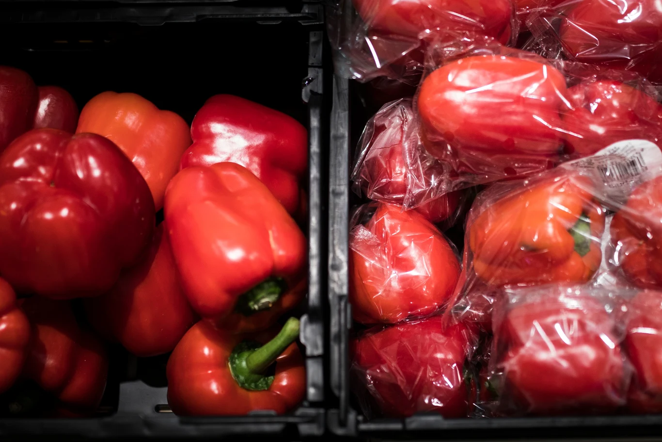 W wielu sklepach produkty oznaczone jako BIO i EKO jak na ironię pakowane są na potęgę w plastikową folię