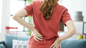 Ból w okolicy tułowia oraz uczucie mrowienia i drętwienia mogą być pierwszymi objawami reaktywacji wirusa ospy VZV