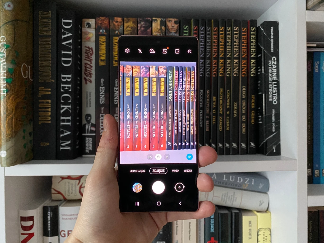 Samsung Galaxy Note20 to jeden z najlepszych smartfonów z Androidem dostępnych na rynku. Jego niewątpliwym atutem jest rysik S Pen, który z generacji na generację jest coraz lepszy. Wbrew pozorom, rysik to nie tylko gadżet, a prawdziwie przydatne narzędzie - pozwala na robienie notatek, odręcznych szkiców, a nawet tworzenie prawdziwych dzieł sztuki. To smartfon dla świadomego użytkownika, który wie, czego poszukuje. Note20 oferuje styl, jakość i wydajność - czego więcej trzeba? Smartfon został wyceniony na 4849 zł. Samsung Galaxy Note20 to jeden z najlepszych smartfonów z Androidem dostępnych na rynku. Jego niewątpliwym atutem jest rysik S Pen, który z generacji na generację jest coraz lepszy. Wbrew pozorom, rysik to nie tylko gadżet, a prawdziwie przydatne narzędzie - pozwala na robienie notatek, odręcznych szkiców, a nawet tworzenie prawdziwych dzieł sztuki. To smartfon dla świadomego użytkownika, który wie, czego poszukuje. Note20 oferuje styl, jakość i wydajność - czego więcej trzeba? Smartfon został wyceniony na 4849 zł.