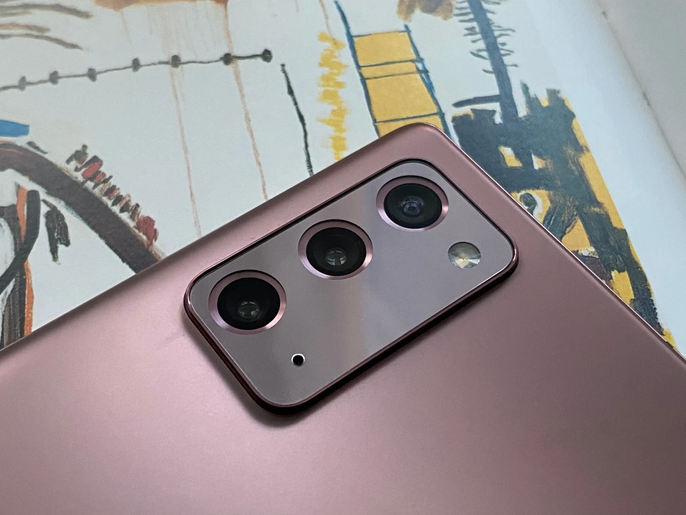 Smartfon ma trzy aparaty z tyłu i jeden z przodu. Aparat główny ma rozdzielczość 108 Mpix, aparat persykopowy 12 Mpix, aparat szerokokątny 12 Mpix, a przedni 10 Mpix. To bardzo dobrze wyważony zestaw, który pozwoli na wykonywanie perfekcyjnych fotografii, praktycznie w każdych warunkach oświetlenia. Zdjęcia są pełne szczegółów, dobrze oświetlone, a maksymalne powiększenie cyfrowe to x50. Warto dodać, że jakość powiększenia przy x10 jest bardzo dobra - wyższe wartości mogą już być problemem. Smartfon ma trzy aparaty z tyłu i jeden z przodu. Aparat główny ma rozdzielczość 108 Mpix, aparat persykopowy 12 Mpix, aparat szerokokątny 12 Mpix, a przedni 10 Mpix. To bardzo dobrze wyważony zestaw, który pozwoli na wykonywanie perfekcyjnych fotografii, praktycznie w każdych warunkach oświetlenia. Zdjęcia są pełne szczegółów, dobrze oświetlone, a maksymalne powiększenie cyfrowe to x50. Warto dodać, że jakość powiększenia przy x10 jest bardzo dobra - wyższe wartości mogą już być problemem.