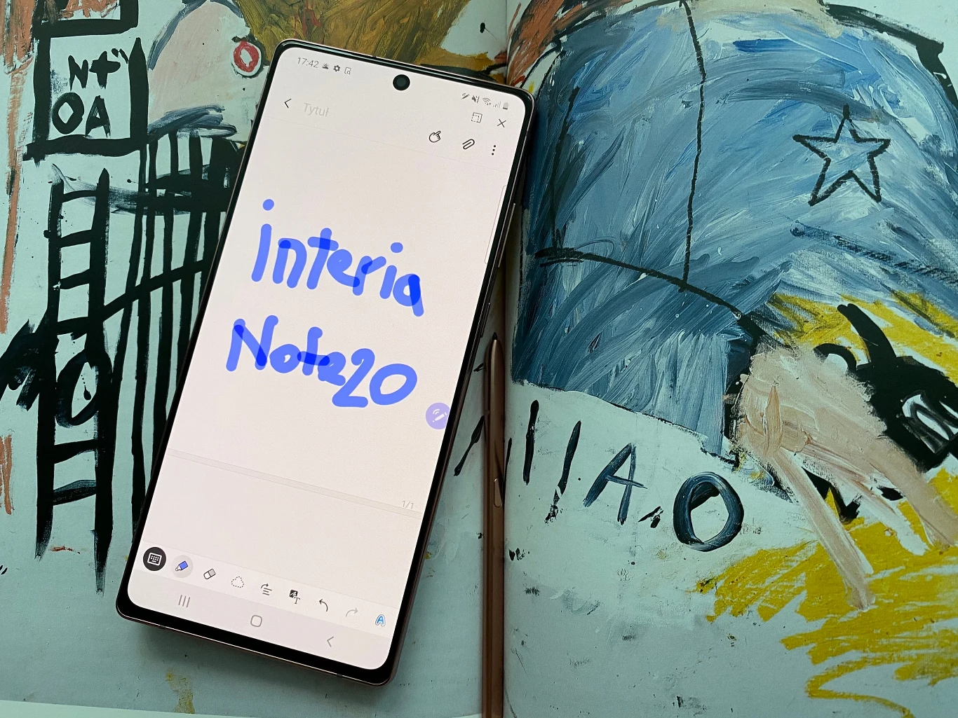 Ekran Galaxy Note20 to jeden z najlepszych ekranów w historii smartfonów. Jest to 6,7-calowy panel Super AMOLED Plus pracujący w rozdzielczości 2400 na 1080 pikseli, oferujący odświeżanie na poziomie 120 Hz. Odwzorowanie kolorów, jasność, ostrość, kontrast - wszystkie te parametry ekranu Note20 to czysta poezja. Ramki są minimalne, bo ekran wypełnia 92 proc. przodu obudowy. Ekran jest zgodny z HDR10+ i obsługuje funkcję Always-on. Ekran Galaxy Note20 to jeden z najlepszych ekranów w historii smartfonów. Jest to 6,7-calowy panel Super AMOLED Plus pracujący w rozdzielczości 2400 na 1080 pikseli, oferujący odświeżanie na poziomie 120 Hz. Odwzorowanie kolorów, jasność, ostrość, kontrast - wszystkie te parametry ekranu Note20 to czysta poezja. Ramki są minimalne, bo ekran wypełnia 92 proc. przodu obudowy. Ekran jest zgodny z HDR10+ i obsługuje funkcję Always-on.