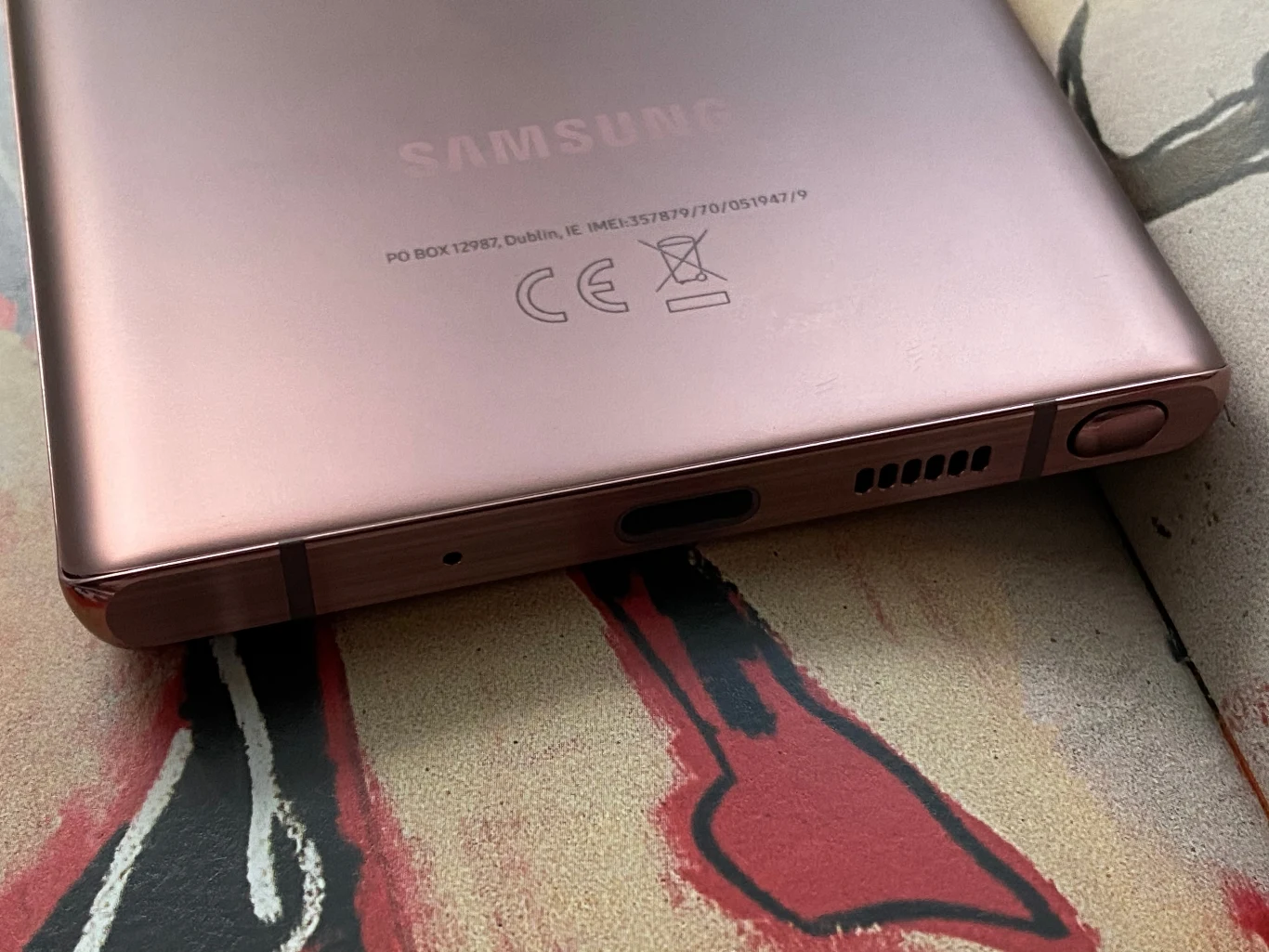 Note20 ma akumulator o pojemności 4300 mAh, który wspiera szybkie ładowanie poprzez dołączoną ładowarkę 25W. Ogniwo to wystarcza na cały dzień pracy bez potrzeby dodatkowego ładowania. Jeżeli wyłączymy odświeżanie ekranu 120 Hz, to zaoszczędzimy kilkanaście dodatkowych minut. Note20 ma akumulator o pojemności 4300 mAh, który wspiera szybkie ładowanie poprzez dołączoną ładowarkę 25W. Ogniwo to wystarcza na cały dzień pracy bez potrzeby dodatkowego ładowania. Jeżeli wyłączymy odświeżanie ekranu 120 Hz, to zaoszczędzimy kilkanaście dodatkowych minut.