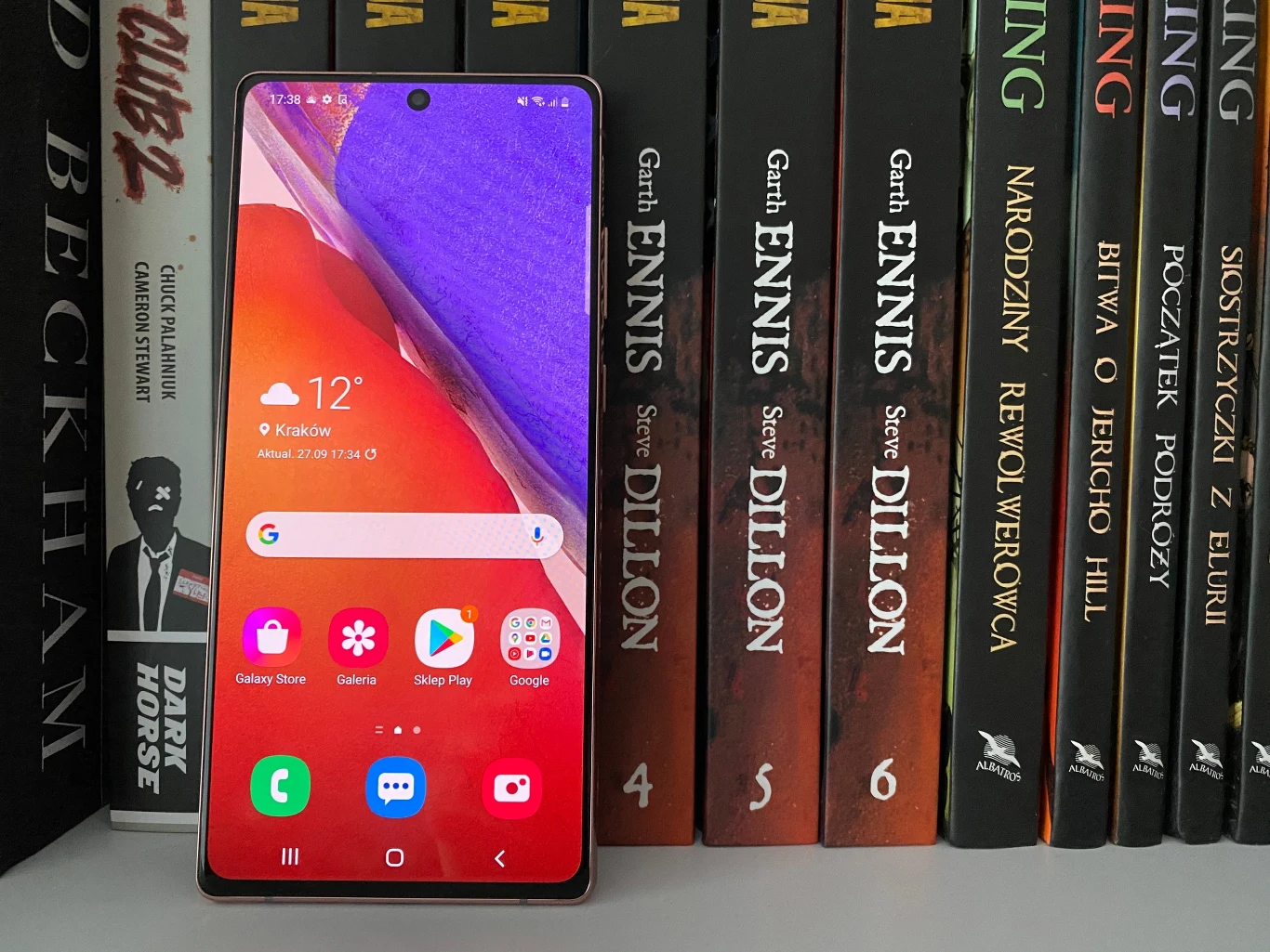 Galaxy Note20 wizualnie wygląda on jak "typowy" smartfon z portfolio Samsunga. Mamy więc kanciastą obudowę, perfekcyjnie spasowane materiały i wysoką jakość wykonania. Po raz pierwszy w serii użyto szkła Gorilla Glass Victus, które ma matową fakturę i doskonale leży w dłoni. Smartfon jest przyjemnie ciężki, a ze względu na swój rozmiar, obsługa jedną dłonią raczej nie wchodzi w grę. Galaxy Note20 wizualnie wygląda on jak "typowy" smartfon z portfolio Samsunga. Mamy więc kanciastą obudowę, perfekcyjnie spasowane materiały i wysoką jakość wykonania. Po raz pierwszy w serii użyto szkła Gorilla Glass Victus, które ma matową fakturę i doskonale leży w dłoni. Smartfon jest przyjemnie ciężki, a ze względu na swój rozmiar, obsługa jedną dłonią raczej nie wchodzi w grę.