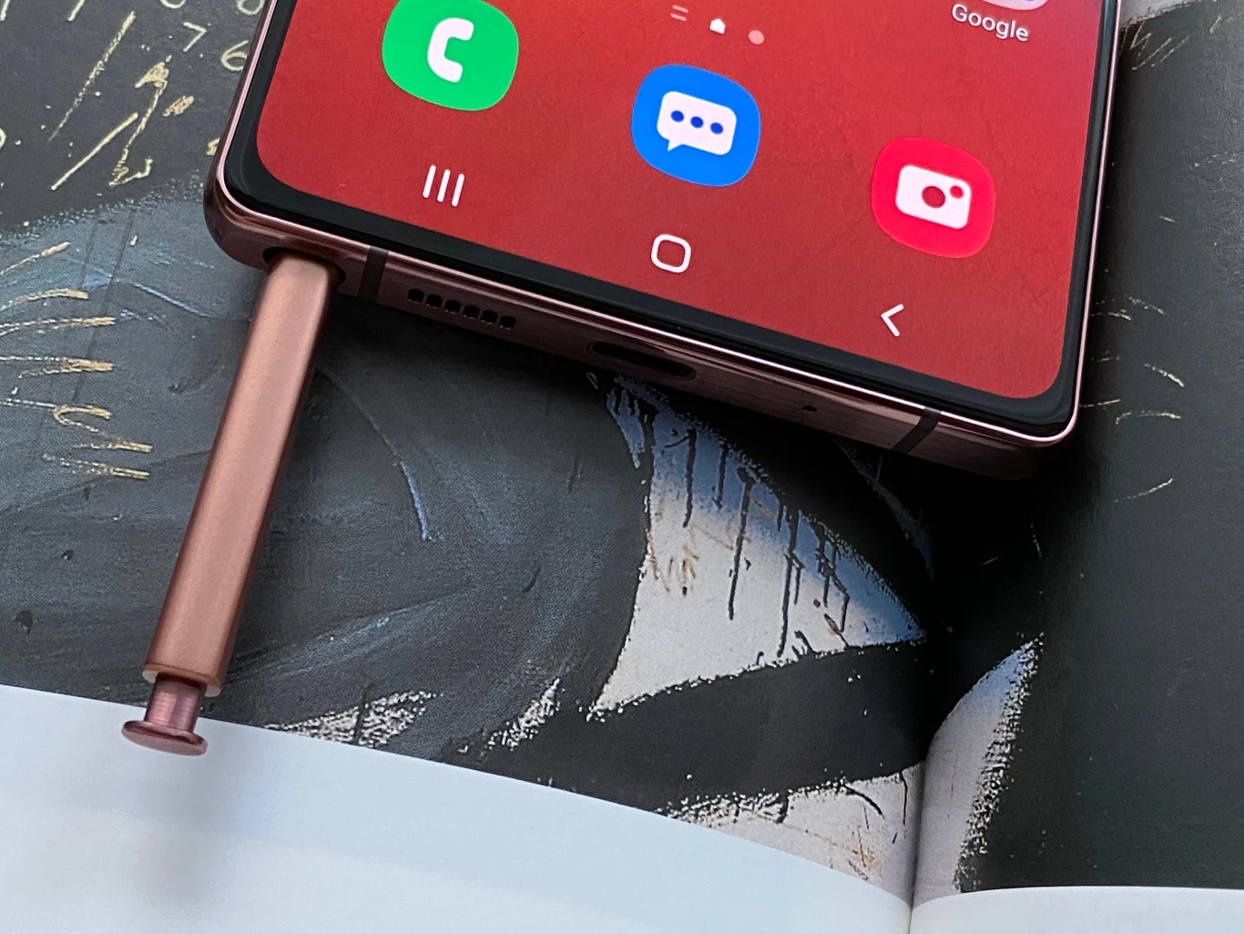 Rysik S Pen został udoskonalony względem poprzedniej generacji. Znacząco zredukowano jego opóźnienie - z 42 do 9 ms - co jest zauważalne podczas korzystania. Ma on akcelerometr, żyroskop, Bluetooth i własną baterię. Podobnie jak w Note 10, może służyć do sterowania aparatem czy obsługi prezentacji i pokazu zdjęć. Rysik jednak najlepiej sprawdza się w tworzeniu szkiców i notatek. Zrzuty ekranu z odręcznymi notatkami to coś, czego konkurencja może pozazdrościć serii Note. Rysik S Pen został udoskonalony względem poprzedniej generacji. Znacząco zredukowano jego opóźnienie - z 42 do 9 ms - co jest zauważalne podczas korzystania. Ma on akcelerometr, żyroskop, Bluetooth i własną baterię. Podobnie jak w Note 10, może służyć do sterowania aparatem czy obsługi prezentacji i pokazu zdjęć. Rysik jednak najlepiej sprawdza się w tworzeniu szkiców i notatek. Zrzuty ekranu z odręcznymi notatkami to coś, czego konkurencja może pozazdrościć serii Note.
