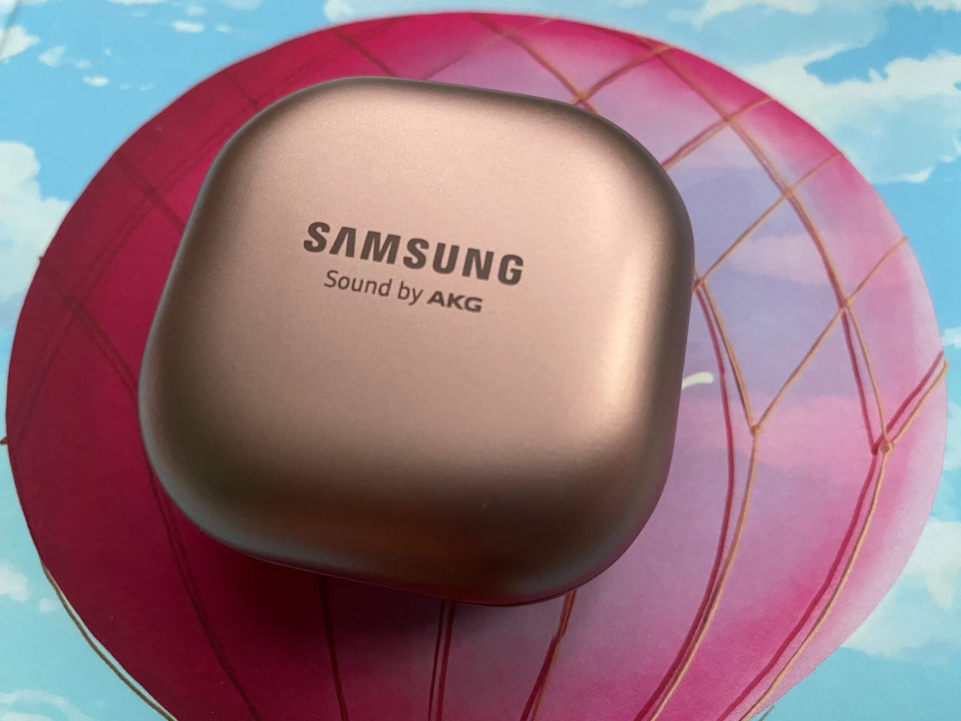 Dobrym dodatkiem do Note20 będą słuchawki Galaxy Buds Live. Mają innowacyjny kształt i otwartą, douszną konstrukcję, która zapewnia dużą wygodę nawet podczas używania przez cały dzień. Słuchawki są bardzo lekkie (5,6 g) i oferują przyzwoite brzmienie. Wygodnie leżą w uszach. Dobrym dodatkiem do Note20 będą słuchawki Galaxy Buds Live. Mają innowacyjny kształt i otwartą, douszną konstrukcję, która zapewnia dużą wygodę nawet podczas używania przez cały dzień. Słuchawki są bardzo lekkie (5,6 g) i oferują przyzwoite brzmienie. Wygodnie leżą w uszach.
