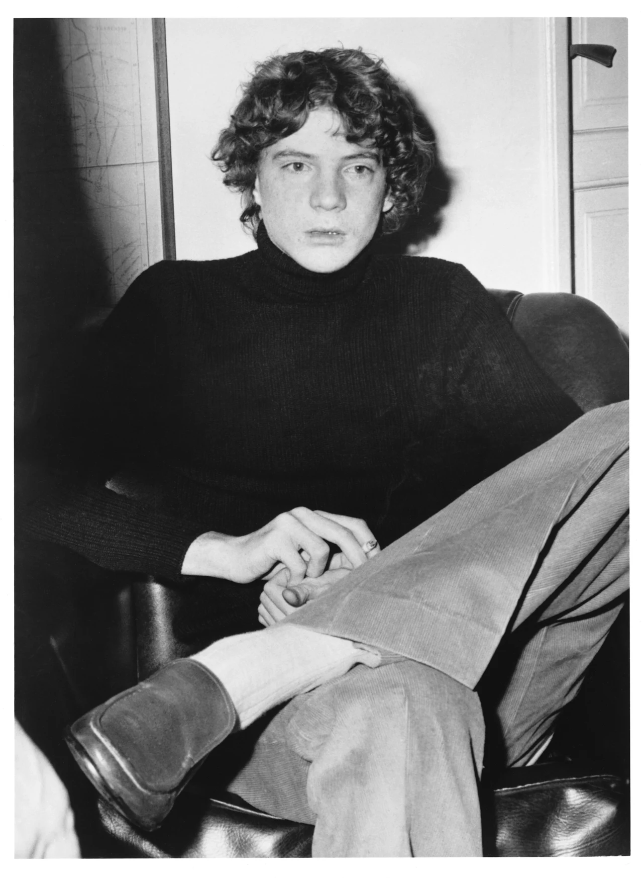 John Paul Getty III, 1973 John Paul Getty III był nastolatkiem, kiedy zażartował, że mógłby zorganizować własne porwanie, by wyciągnąć nieco kasy od dziadka, potentata naftowego, w owym czasie najbogatszego człowieka na świecie. Żart był wypowiedziany w złą godzinę, bo chłopaka wkrótce rzeczywiście porwano i nie wszyscy od razu wzięli sprawę na poważnie. Porywacze byli o wiele brutalniejsi niż ci, którzy napadli na młodego Sinatrę. Posunęli się do tego, że odcięli chłopakowi ucho. Ale chyba nie to jest najsmutniejsze w całej tej historii. Kiedy porywacze zażądali 17 milionów dolarów, dziadek chłopca odmówił zapłacenia. Możecie nazywać go skąpym, ale najbogatszym człowiekiem świata nie został z powodu miękkiego serca i miłości do wnuków. John Paul Getty III miał w momencie porwania zaledwie 16 lat i był więziony pięć miesięcy. Dziadek w końcu się ugiął i zaproponował porywaczom 2,2 miliona dolarów, czyli najwyższą kwotę jaką mógł sobie odliczyć od podatku. Ostatecznie zapłacono 2,9 mln. Różnicę dopłacił ojciec. Skąpy dziadek pożyczył mu te pieniądze na procent. Tymczasem John Paul Getty III był bardzo brutalnie traktowany. W ranę po odciętym uchu wdało się zakażenie, chłopak nabawił się też zapalenia płuc. Porywacze podali mu antybiotyk, który wywołał reakcję alergiczną i stan Johna Paula znacznie się pogorszył. Kiedy już po uwolnieniu, zgodnie z sugestią matki, zadzwonił do dziadka, by podziękować za wpłacenie okupu, ten nawet nie podszedł do telefonu. Porywacze okazali się członkami kalabryjskiej Ndranghety. Dwóch z dziewięciu oskarżonych trafiło do więzienia. John Paul Getty III nigdy nie otrząsnął się po tym, co go spotkało. Przez lata borykał się z uzależnieniem od alkoholu i narkotyków. W 1981 mieszankę valium i metadonu popił koktajlem alkoholowym, co spowodowało udar. W konsekwencji John Paul Getty III został dotknięty porażeniem czterokończynowym, oślepł, nie mógł też mówić. Do końca życia pozostał niepełnosprawny. John Paul Getty III, 1973 John Paul Getty III był nastolatkiem, kiedy zażartował, że mógłby zorganizować własne porwanie, by wyciągnąć nieco kasy od dziadka, potentata naftowego, w owym czasie najbogatszego człowieka na świecie. Żart był wypowiedziany w złą godzinę, bo chłopaka wkrótce rzeczywiście porwano i nie wszyscy od razu wzięli sprawę na poważnie. Porywacze byli o wiele brutalniejsi niż ci, którzy napadli na młodego Sinatrę. Posunęli się do tego, że odcięli chłopakowi ucho. Ale chyba nie to jest najsmutniejsze w całej tej historii. Kiedy porywacze zażądali 17 milionów dolarów, dziadek chłopca odmówił zapłacenia. Możecie nazywać go skąpym, ale najbogatszym człowiekiem świata nie został z powodu miękkiego serca i miłości do wnuków. John Paul Getty III miał w momencie porwania zaledwie 16 lat i był więziony pięć miesięcy. Dziadek w końcu się ugiął i zaproponował porywaczom 2,2 miliona dolarów, czyli najwyższą kwotę jaką mógł sobie odliczyć od podatku. Ostatecznie zapłacono 2,9 mln. Różnicę dopłacił ojciec. Skąpy dziadek pożyczył mu te pieniądze na procent. Tymczasem John Paul Getty III był bardzo brutalnie traktowany. W ranę po odciętym uchu wdało się zakażenie, chłopak nabawił się też zapalenia płuc. Porywacze podali mu antybiotyk, który wywołał reakcję alergiczną i stan Johna Paula znacznie się pogorszył. Kiedy już po uwolnieniu, zgodnie z sugestią matki, zadzwonił do dziadka, by podziękować za wpłacenie okupu, ten nawet nie podszedł do telefonu. Porywacze okazali się członkami kalabryjskiej Ndranghety. Dwóch z dziewięciu oskarżonych trafiło do więzienia. John Paul Getty III nigdy nie otrząsnął się po tym, co go spotkało. Przez lata borykał się z uzależnieniem od alkoholu i narkotyków. W 1981 mieszankę valium i metadonu popił koktajlem alkoholowym, co spowodowało udar. W konsekwencji John Paul Getty III został dotknięty porażeniem czterokończynowym, oślepł, nie mógł też mówić. Do końca życia pozostał niepełnosprawny.