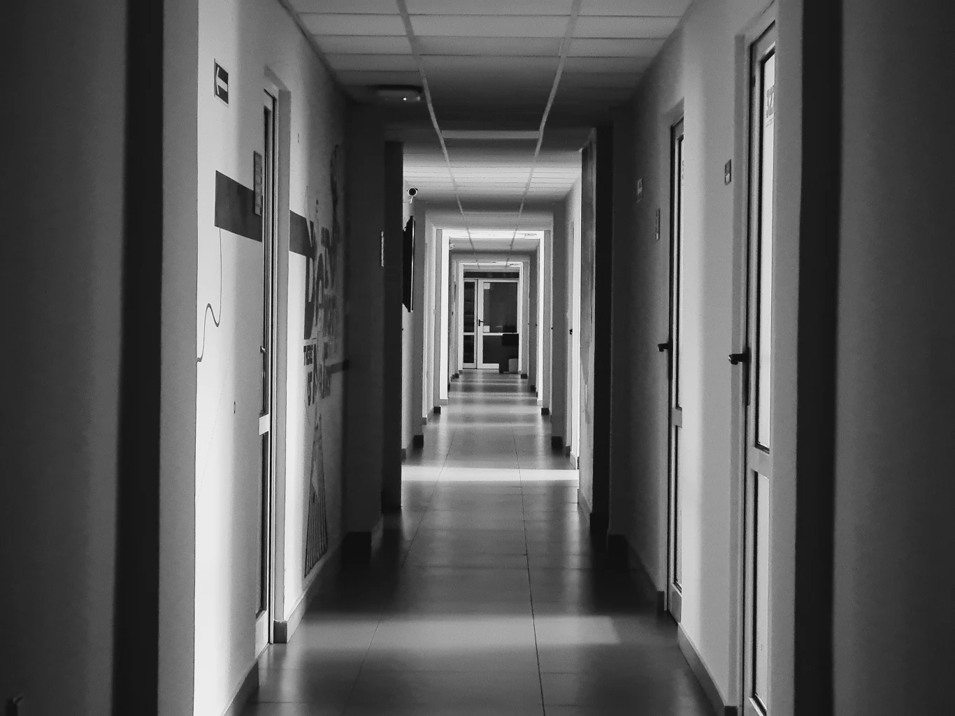 Podczas fotografowania warto włączyć tryb czarno-biały, który pozwala na robienie spektakularnych zdjęć. Podczas fotografowania warto włączyć tryb czarno-biały, który pozwala na robienie spektakularnych zdjęć.