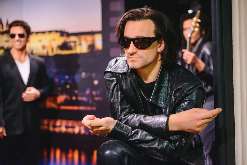 Bono nawet w młodości nosił ciemne okulary. Teraz wiemy, dlaczego