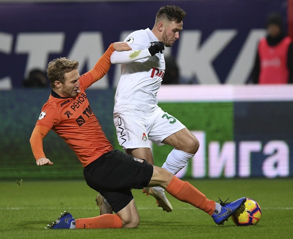 Ekstraklasa rosyjska. Warazdat Harojan powstrzymuje szarżę Macieja Rybusa Ekstraklasa rosyjska. Warazdat Harojan powstrzymuje szarżę Macieja Rybusa