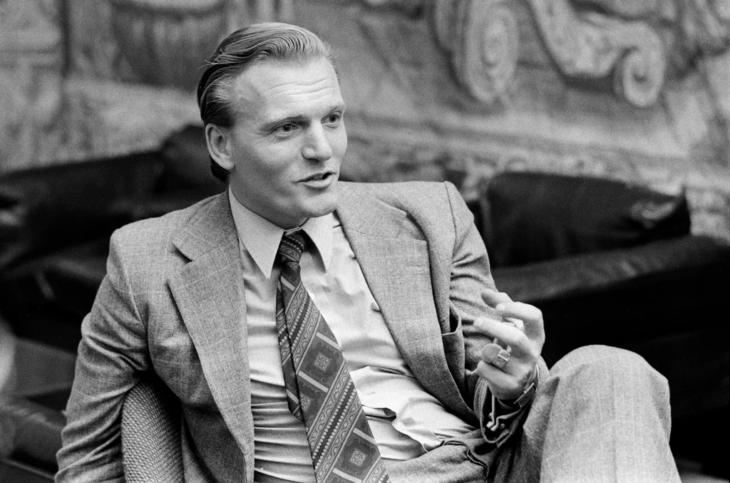 Édouard-Jean Empain, 1978 Gdy został porwany, miał 40 lat i był twardym biznesmenem zarządzającym sporym imperium składającym się z ponad 150 firm o łącznym obrocie 25 miliardów franków rocznie. Są jednak rzeczy łączące go z młodym Gettym. On również miał niezwykle przedsiębiorczego dziadka, który prowadził interesy na niewyobrażalną skalę i dorobił się ogromnej fortuny (oraz tytułu barona). Podobnie jak John Paul w wyniku porwania stracił część ciała – odrąbano mu palec. I w tym przypadku relacje z rodziną i otoczeniem stanowią najsmutniejszą część historii. Edouard, który był więziony przez 63 dni, wyznał później że radość z jego powrotu do domu wyraził jedynie labrador o imieniu Love. Stosunki z rodziną tak się ochłodziły, że w rok później doszło do rozwodu. Sam baron nie był tu bez winy. Porywacze przekazali rodzinie żądanie 80 milionów franków okupu oraz mały palec barona, ale i tak nie uniknął on podejrzeń o to, że sam jest zamieszany w sprawę. Szybko wyszły na jaw jego skłonności do hazardu, kobiet i wizyt w nocnych klubach. Okazało się, że zaledwie kilka tygodni wcześniej przegrał w pokera 11 milionów franków. Wszystkie te rewelacje z pewnością miały wpływ na to, jak żona przyjęła go po powrocie, ale w rezultacie Édouard-Jean miał większy żal do rodziny i współpracowników, niż do porywaczy. Do tych ostatnich odnosił się pobłażliwie nawet w czasie procesu. Skala rozgoryczenia była ogromna. Współpracownicy nie tylko odmówili zapłacenia okupu, ale, nie wierząc w jego powrót, już zaczęli dzielić skórę na niedźwiedziu. Małżeństwo było skończone. Édouard-Jean stwierdził, że gdyby wiedział, co spotka go po powrocie, wolałby umrzeć w niewoli. Nigdy w pełni nie doszedł do siebie. Za porwanie odpowiedzialni byli członkowie Zbrojnych Komórek na rzecz Autonomii Ludowej (NAPAP), którzy przetrzymywali zakładnika 63 dni. Ostatecznie wszyscy porywacze zostali aresztowani z wyjątkiem jednego, który zginął w strzelaninie z policją. Édouard-Jean Empain, 1978 Gdy został porwany, miał 40 lat i był twardym biznesmenem zarządzającym sporym imperium składającym się z ponad 150 firm o łącznym obrocie 25 miliardów franków rocznie. Są jednak rzeczy łączące go z młodym Gettym. On również miał niezwykle przedsiębiorczego dziadka, który prowadził interesy na niewyobrażalną skalę i dorobił się ogromnej fortuny (oraz tytułu barona). Podobnie jak John Paul w wyniku porwania stracił część ciała – odrąbano mu palec. I w tym przypadku relacje z rodziną i otoczeniem stanowią najsmutniejszą część historii. Edouard, który był więziony przez 63 dni, wyznał później że radość z jego powrotu do domu wyraził jedynie labrador o imieniu Love. Stosunki z rodziną tak się ochłodziły, że w rok później doszło do rozwodu. Sam baron nie był tu bez winy. Porywacze przekazali rodzinie żądanie 80 milionów franków okupu oraz mały palec barona, ale i tak nie uniknął on podejrzeń o to, że sam jest zamieszany w sprawę. Szybko wyszły na jaw jego skłonności do hazardu, kobiet i wizyt w nocnych klubach. Okazało się, że zaledwie kilka tygodni wcześniej przegrał w pokera 11 milionów franków. Wszystkie te rewelacje z pewnością miały wpływ na to, jak żona przyjęła go po powrocie, ale w rezultacie Édouard-Jean miał większy żal do rodziny i współpracowników, niż do porywaczy. Do tych ostatnich odnosił się pobłażliwie nawet w czasie procesu. Skala rozgoryczenia była ogromna. Współpracownicy nie tylko odmówili zapłacenia okupu, ale, nie wierząc w jego powrót, już zaczęli dzielić skórę na niedźwiedziu. Małżeństwo było skończone. Édouard-Jean stwierdził, że gdyby wiedział, co spotka go po powrocie, wolałby umrzeć w niewoli. Nigdy w pełni nie doszedł do siebie. Za porwanie odpowiedzialni byli członkowie Zbrojnych Komórek na rzecz Autonomii Ludowej (NAPAP), którzy przetrzymywali zakładnika 63 dni. Ostatecznie wszyscy porywacze zostali aresztowani z wyjątkiem jednego, który zginął w strzelaninie z policją.