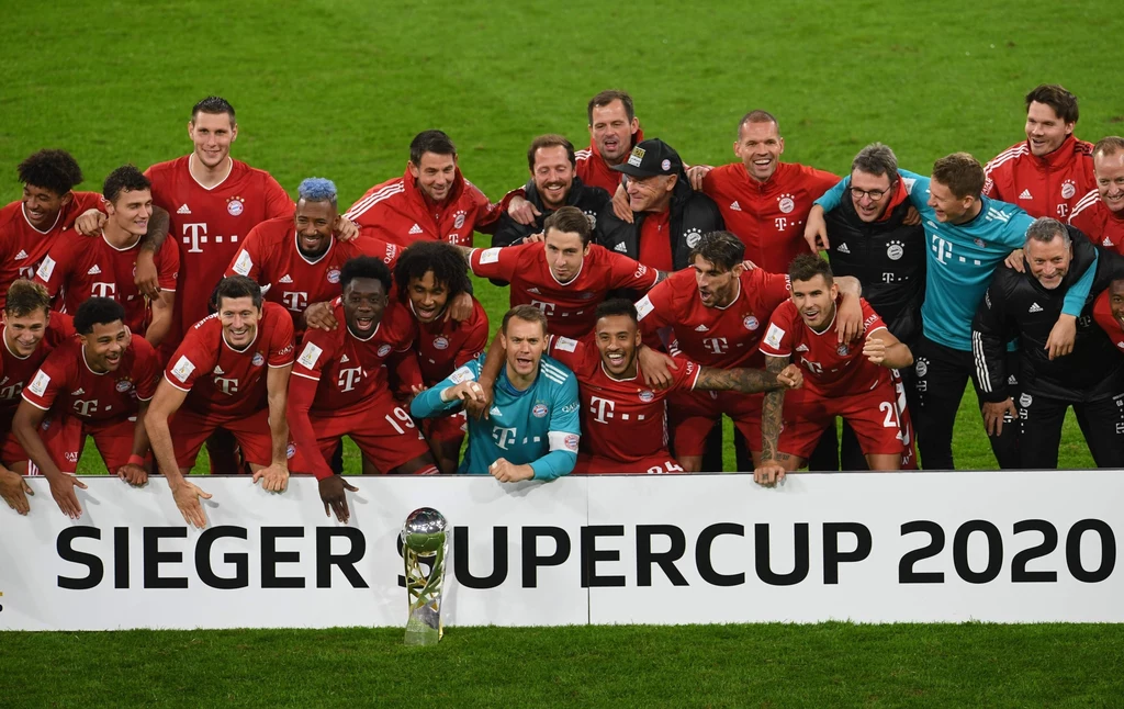 Piłkarze Bayernu celebrują zdobycie Superpucharu Niemiec