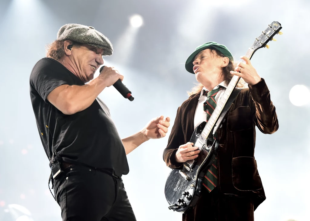 Na zdjęciu po lewej Brian Johnson, po prawej Angus Young