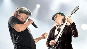 Na zdjęciu po lewej Brian Johnson, po prawej Angus Young