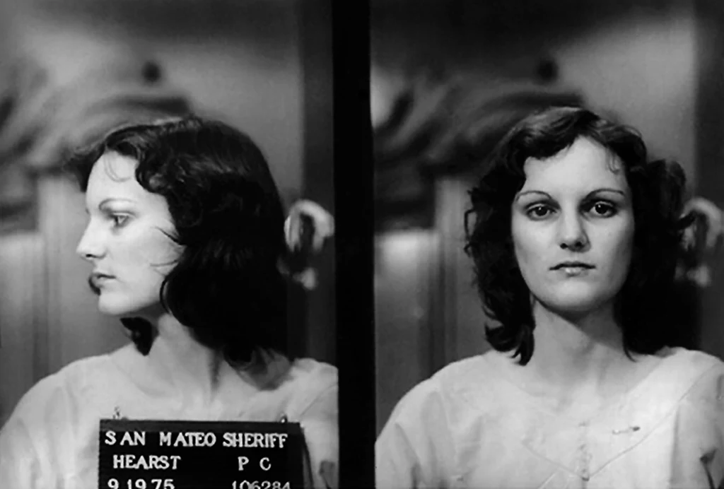 Patty Hearst, 1974 To jedno z najgłośniejszych porwań w historii, ponieważ jego przebieg i konsekwencje były naprawdę zaskakujące. Dziadek dziewczyny był milionerem i magnatem prasowym, a jej uprowadzenie miało charakter polityczny. W lutym 1974 roku Patty Hearst porwało rewolucyjne ugrupowanie pod nazwą Symbioniczna Armia Wyzwolenia (SLA), stawiające sobie za cel walkę z kapitalistycznym państwem. W wydanym oświadczeniu nie zażądali tradycyjnego okupu, a przeznaczenia miliona dolarów na żywność i pomoc dla potrzebujących. Do obalenia kapitalizmu było daleko, ale niewątpliwie osiągnęli ważny dla siebie cel – przyciągnęli uwagę mediów. Organizacja wpadła też na pomysł jak jeszcze lepiej wykorzystać dziewczynę. Poddano ją intensywnemu praniu mózgu i po dwóch miesiącach światło dzienne ujrzało nagranie, w którym Hearst twierdzi, że przechodzi na stronę swoich porywaczy i włącza się w walkę prowadzoną przez SLA. Wkrótce można ją było zobaczyć na nagraniach z kamery przemysłowej, jak u boku swoich towarzyszy z bronią w ręku napada na bank. Były i inne przestępstwa. FBI zawzięcie tropiła organizację, do pierwszych aresztowań doszło w maju, ale Hearst udało się namierzyć dopiero we wrześniu. Po uwolnieniu z rąk porywaczy dziewczyna została aresztowana. Sąd nie bardzo przejął się presją jakiej była poddana. Wydarzenia, które doprowadziły do powstania terminu syndrom sztokholmski, miały miejsce zaledwie rok wcześniej. Patty skazano na siedem lat więzienia. Stało się tak, mimo że psychologowie stwierdzili psychiczną traumę. Po przejęciu z rąk porywaczy Hearst ważyła, 39 kilogramów, jej IQ spadło o 18 punktów i niewątpliwie była ofiarą intensywnego prania mózgu. Spędziła w więzieniu 22 miesiące, ponieważ prezydent Jimmy Carter skrócił jej karę. W 2001 znalazła się na liście amnestionowanych wydanej przez Billa Clintona. IG Patty Hearst, 1974 To jedno z najgłośniejszych porwań w historii, ponieważ jego przebieg i konsekwencje były naprawdę zaskakujące. Dziadek dziewczyny był milionerem i magnatem prasowym, a jej uprowadzenie miało charakter polityczny. W lutym 1974 roku Patty Hearst porwało rewolucyjne ugrupowanie pod nazwą Symbioniczna Armia Wyzwolenia (SLA), stawiające sobie za cel walkę z kapitalistycznym państwem. W wydanym oświadczeniu nie zażądali tradycyjnego okupu, a przeznaczenia miliona dolarów na żywność i pomoc dla potrzebujących. Do obalenia kapitalizmu było daleko, ale niewątpliwie osiągnęli ważny dla siebie cel – przyciągnęli uwagę mediów. Organizacja wpadła też na pomysł jak jeszcze lepiej wykorzystać dziewczynę. Poddano ją intensywnemu praniu mózgu i po dwóch miesiącach światło dzienne ujrzało nagranie, w którym Hearst twierdzi, że przechodzi na stronę swoich porywaczy i włącza się w walkę prowadzoną przez SLA. Wkrótce można ją było zobaczyć na nagraniach z kamery przemysłowej, jak u boku swoich towarzyszy z bronią w ręku napada na bank. Były i inne przestępstwa. FBI zawzięcie tropiła organizację, do pierwszych aresztowań doszło w maju, ale Hearst udało się namierzyć dopiero we wrześniu. Po uwolnieniu z rąk porywaczy dziewczyna została aresztowana. Sąd nie bardzo przejął się presją jakiej była poddana. Wydarzenia, które doprowadziły do powstania terminu syndrom sztokholmski, miały miejsce zaledwie rok wcześniej. Patty skazano na siedem lat więzienia. Stało się tak, mimo że psychologowie stwierdzili psychiczną traumę. Po przejęciu z rąk porywaczy Hearst ważyła, 39 kilogramów, jej IQ spadło o 18 punktów i niewątpliwie była ofiarą intensywnego prania mózgu. Spędziła w więzieniu 22 miesiące, ponieważ prezydent Jimmy Carter skrócił jej karę. W 2001 znalazła się na liście amnestionowanych wydanej przez Billa Clintona. IG
