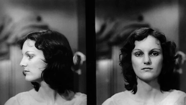 Patty Hearst, 1974

To jedno z najgłośniejszych porwań w historii, ponieważ jego przebieg i konsekwencje były naprawdę zaskakujące. Dziadek dziewczyny był milionerem i magnatem prasowym, a jej uprowadzenie miało charakter polityczny.  

W lutym 1974 roku Patty Hearst porwało rewolucyjne ugrupowanie pod nazwą Symbioniczna Armia Wyzwolenia (SLA), stawiające sobie za cel walkę z kapitalistycznym państwem. W wydanym oświadczeniu nie zażądali tradycyjnego okupu, a przeznaczenia miliona dolarów na żywność i pomoc dla potrzebujących.  

Do obalenia kapitalizmu było daleko, ale niewątpliwie osiągnęli ważny dla siebie cel – przyciągnęli uwagę mediów.  

Organizacja wpadła też na pomysł jak jeszcze lepiej wykorzystać dziewczynę. Poddano ją intensywnemu praniu mózgu i po dwóch miesiącach światło dzienne ujrzało nagranie, w którym Hearst twierdzi, że przechodzi na stronę swoich porywaczy i włącza się w walkę prowadzoną przez SLA. Wkrótce można ją było zobaczyć na nagraniach z kamery przemysłowej, jak u boku swoich towarzyszy z bronią w ręku napada na bank. Były i inne przestępstwa.

FBI zawzięcie tropiła organizację, do pierwszych aresztowań doszło w maju, ale Hearst udało się namierzyć dopiero we wrześniu.  

Po uwolnieniu z rąk porywaczy dziewczyna została aresztowana. Sąd nie bardzo przejął się presją jakiej była poddana. Wydarzenia, które doprowadziły do powstania terminu syndrom sztokholmski, miały miejsce zaledwie rok wcześniej. Patty skazano na siedem lat więzienia. 

Stało się tak, mimo że psychologowie stwierdzili psychiczną traumę. Po przejęciu z rąk porywaczy Hearst  ważyła, 39 kilogramów, jej IQ spadło o 18 punktów i niewątpliwie była ofiarą intensywnego prania mózgu. Spędziła w więzieniu 22 miesiące, ponieważ prezydent Jimmy Carter skrócił jej karę.  W 2001 znalazła się na liście amnestionowanych wydanej przez Billa Clintona. 
IG