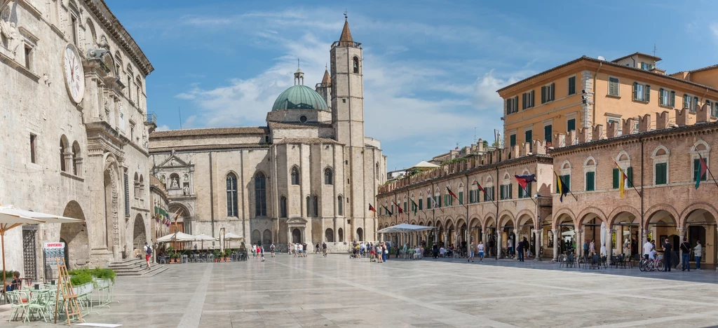 Nie tylko dlatego, że jest uważany za najwspanialszy przykład architektury franciszkańskiej w regionie Marche. Nie tylko dlatego, że jest uważany za najwspanialszy przykład architektury franciszkańskiej w regionie Marche.