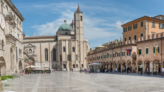 Nie tylko dlatego, że jest uważany za najwspanialszy przykład architektury franciszkańskiej w regionie Marche.