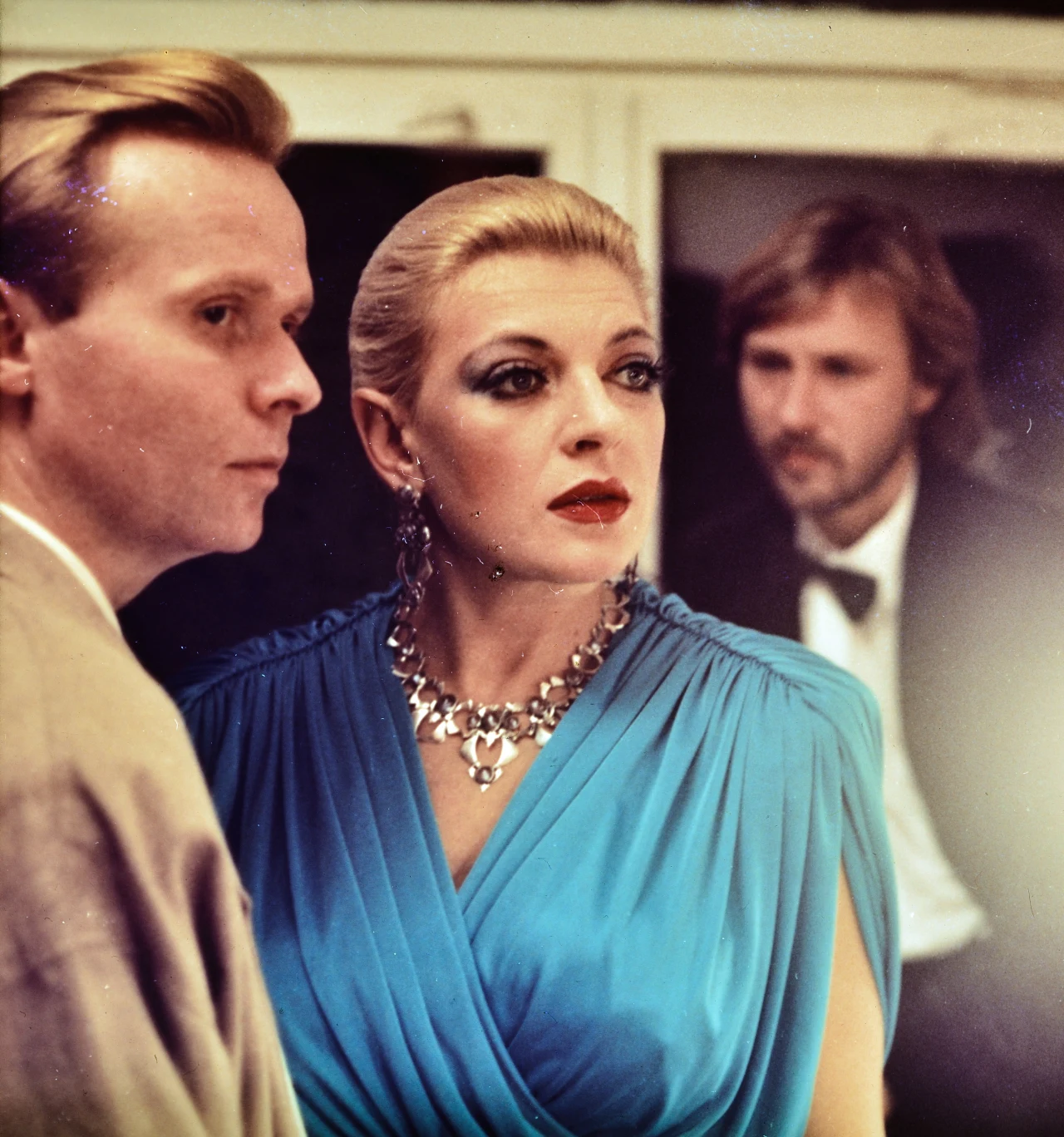 Dorota Stalińska wcieliła się w "Historii niemoralnej" w znaną aktorkę, która wraca z zagranicy, gdzie otrzymała nagrodę na prestiżowym festiwalu filmowym. Sukces sprawia, że pozuje na gwiazdę wielkiego formatu i odrzuca rolę w spektaklu telewizyjnym, twierdząc że honorarium jest zbyt niskie.