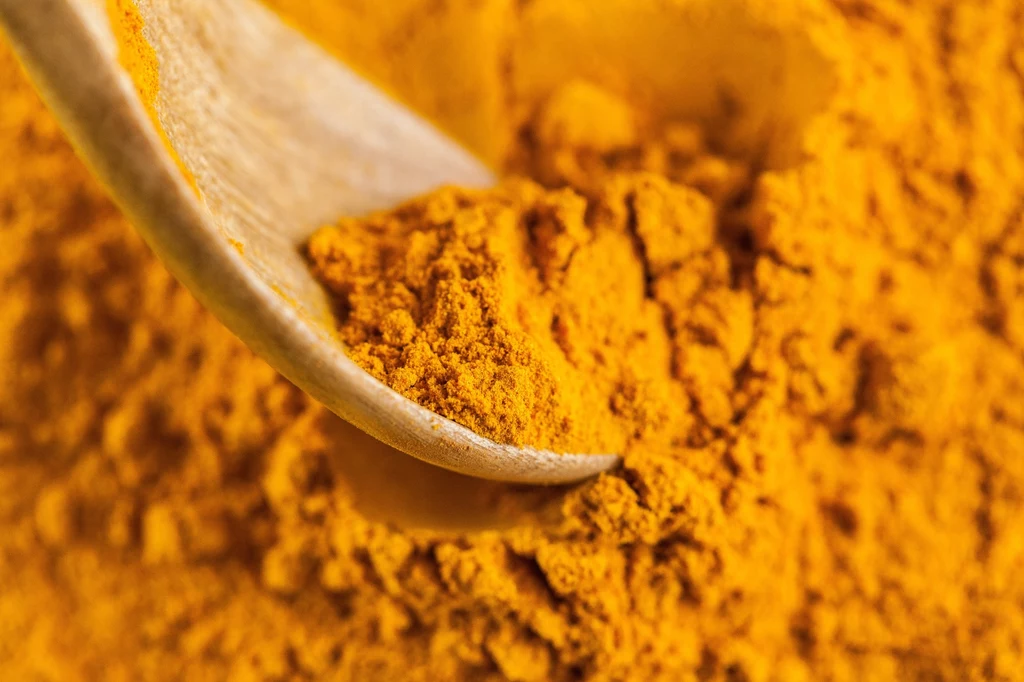 Kurkuma to przyprawa wywodząca się z Indii. Dzięki zdolności barwienia potraw na żółto jest niezwykle popularna na całym świecie