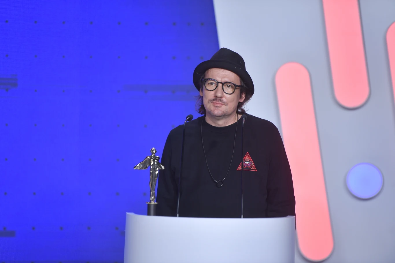 Andrzej Smolik ogłosił z kolei, że nagroda za "Album roku: elektronika" trafi do Natalii Nykiel,