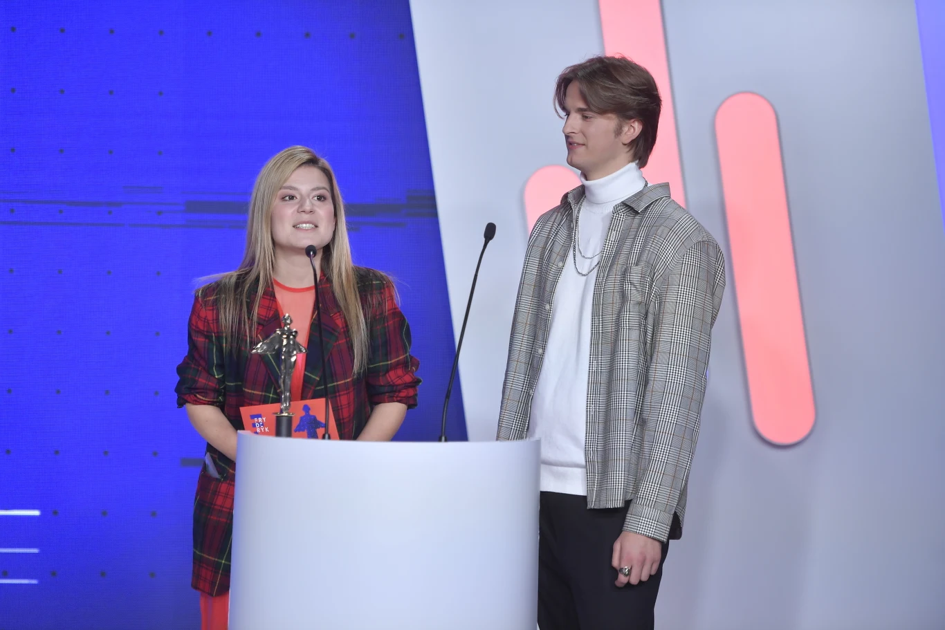 Nagrodę w kategorii "Album roku: pop alternatywny" ogłosili Monika i Mikołaj z zespołu Linia Nocna, wygrała Daria Zawiałow.
