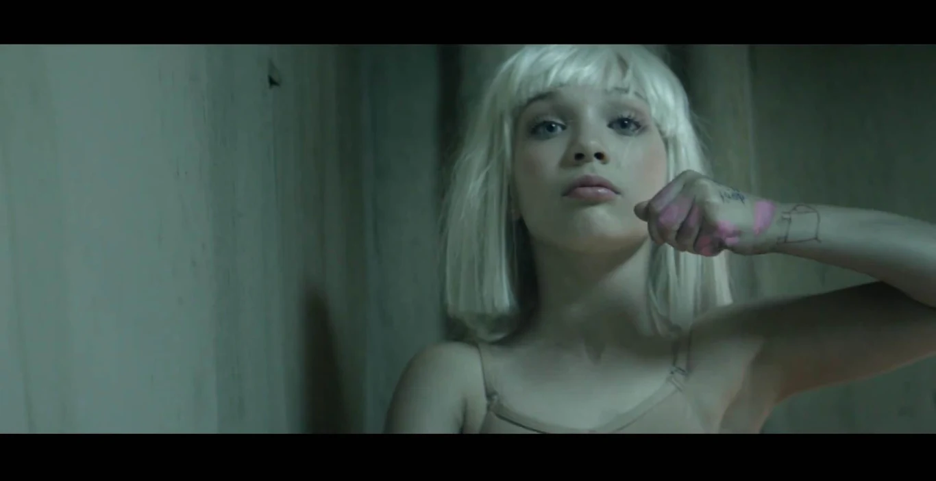 Maddie Ziegler popularność zdobyła za sprawą współpracy z australijską wokalistką Sią. Pierwszy klip, do którego zaproszono została młoda tancerka - "Chandelier" - obejrzano w ciągu sześciu lat ponad dwa miliardy razy. 