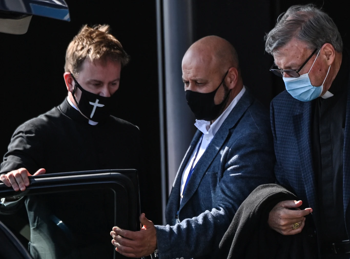 Jego obrona argumentowała potem przed Sądem Najwyższym, rozpatrującym odwołanie od wyroku, że nie mogło dojść do napaści na chłopców po niedzielnej mszy w zawsze pełnej wtedy innych osób zakrystii katedry. Jego obrona argumentowała potem przed Sądem Najwyższym, rozpatrującym odwołanie od wyroku, że nie mogło dojść do napaści na chłopców po niedzielnej mszy w zawsze pełnej wtedy innych osób zakrystii katedry.