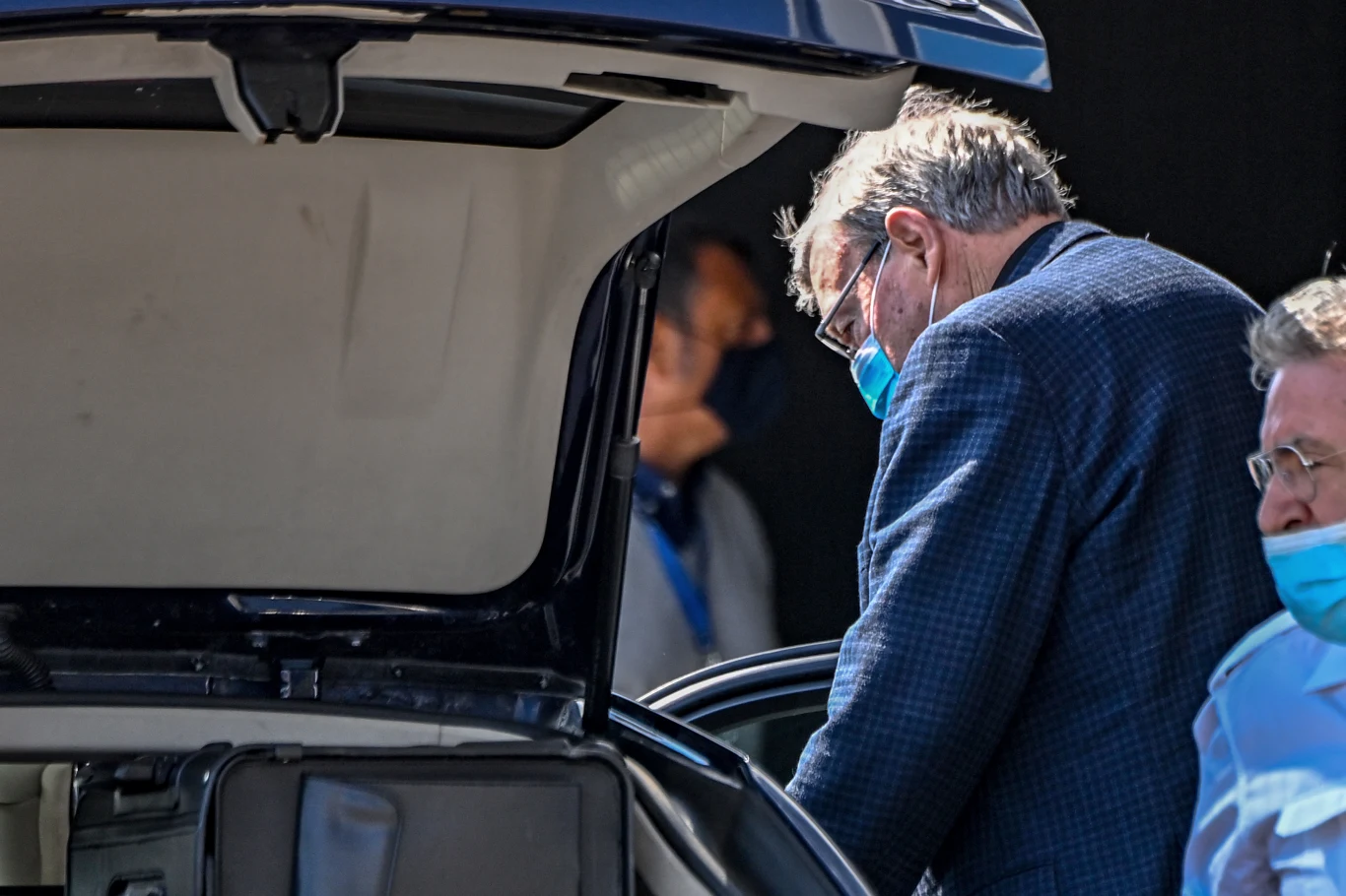 Były prefekt watykańskiego Sekretariatu ds. Ekonomii został najpierw skazany na sześć lat więzienia przez sądy dwóch instancji w swoim kraju za czyny pedofilskie, do jakich miało dojść w 1996 roku, gdy był metropolitą Melbourne. Uznano go za winnego napaści seksualnej na dwóch 13-letnich chórzystów w zakrystii w katedrze. Akt oskarżenia sporządzony został na podstawie zeznań jednego z mężczyzn. Drugi z nich zmarł w 2014 roku z przedawkowania narkotyków. Od początku swojego procesu kardynał Pell powtarzał, że jest niewinny. Był najwyższym dostojnikiem Kościoła, skazanym w sprawie dotyczącej pedofilii. Były prefekt watykańskiego Sekretariatu ds. Ekonomii został najpierw skazany na sześć lat więzienia przez sądy dwóch instancji w swoim kraju za czyny pedofilskie, do jakich miało dojść w 1996 roku, gdy był metropolitą Melbourne. Uznano go za winnego napaści seksualnej na dwóch 13-letnich chórzystów w zakrystii w katedrze. Akt oskarżenia sporządzony został na podstawie zeznań jednego z mężczyzn. Drugi z nich zmarł w 2014 roku z przedawkowania narkotyków. Od początku swojego procesu kardynał Pell powtarzał, że jest niewinny. Był najwyższym dostojnikiem Kościoła, skazanym w sprawie dotyczącej pedofilii.