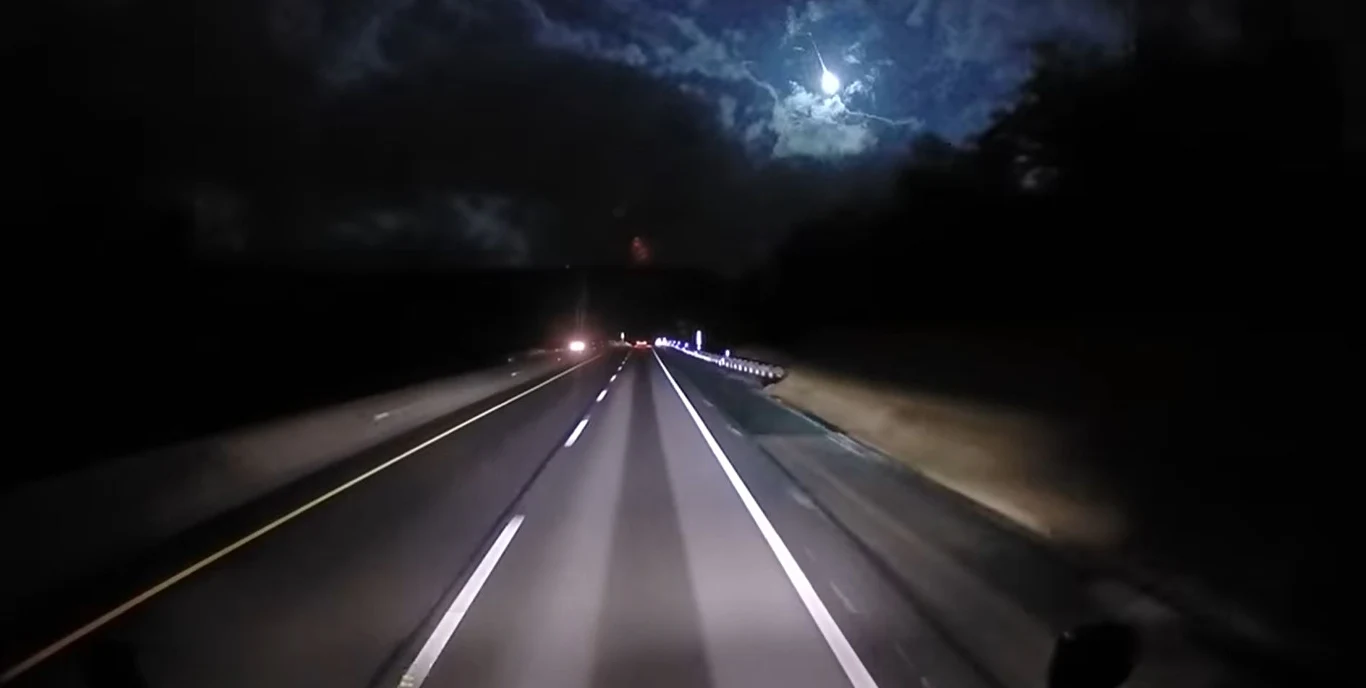 Moment, gdy przed oczami kierowcy pojawia się tajemnicza kula na niebie Moment, gdy przed oczami kierowcy pojawia się tajemnicza kula na niebie