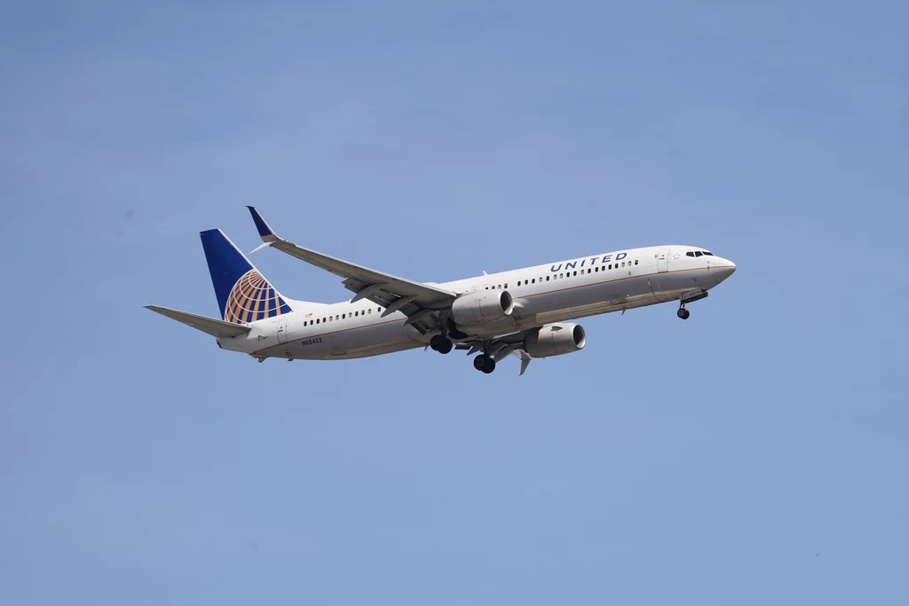 Linie lotnicze United Airlines oraz American Airlines wysłały od czwartku na przymusowy bezpłatny urlop łącznie 32 tys. pracowników