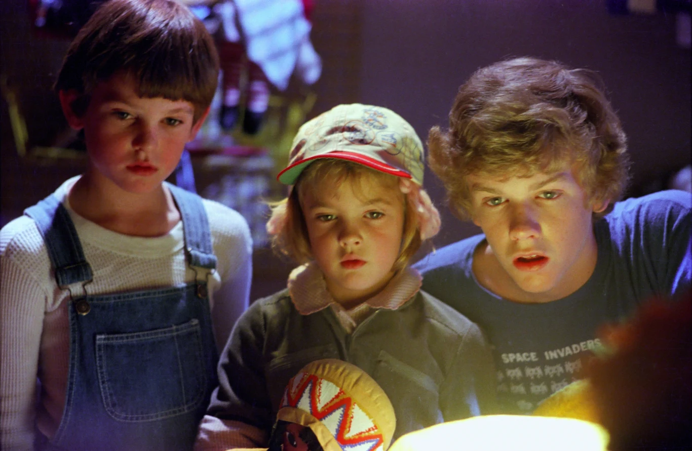 Henry Thomas, Drew Barrymore i Robert Macnaughton w filmie "E.T." (1982)