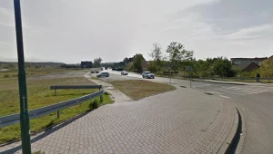 Policja i prokuratura ustala, co zdarzyło się obok placu manewrowego przy ul. Sikorskiego w Nowym Targu  (fot. Google Maps)
