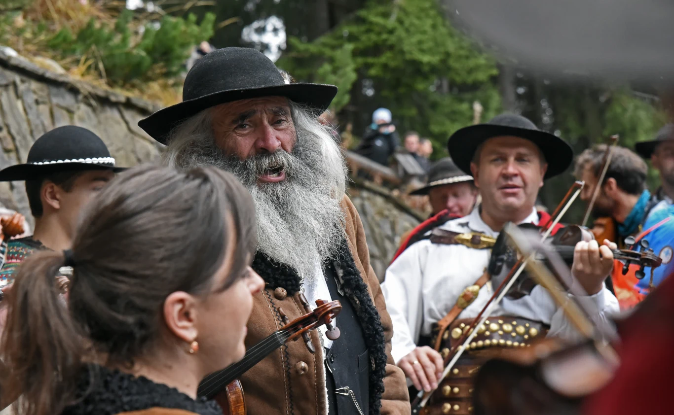 Przy dzwiękach kapeli góralskiej ratownicy TOPR i Przewodnicy Tatrzańscy po mszy świętej odczytali listę tych, którzy pozostali w górach na zawsze. Wiktorówki, 2017 Przy dzwiękach kapeli góralskiej ratownicy TOPR i Przewodnicy Tatrzańscy po mszy świętej odczytali listę tych, którzy pozostali w górach na zawsze. Wiktorówki, 2017