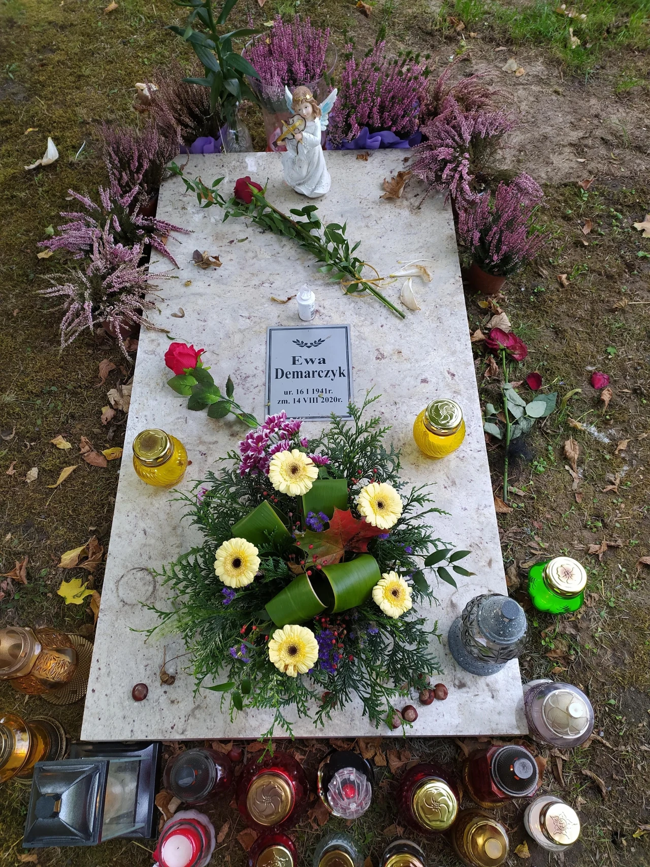 Grób Ewy Demarczyk na Cmentarzu Rakowickim w Krakowie Grób Ewy Demarczyk na Cmentarzu Rakowickim w Krakowie