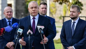 Wicepremier Jacek Sasin, poseł PiS Przemysław Czarnek, marszałek województwa lubelskiego Jarosław Stawiarski oraz dyrektor Biura Prezydialnego PiS i przewodniczący Forum Młodych PiS Michał Moskal podczas konferencji prasowej nt. budowy pomnika Lecha Kaczyńskiego w Lublinie.