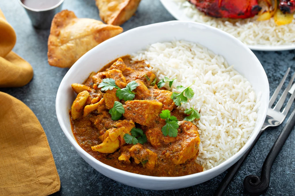 Kurczak curry najlepiej komponuje się z ryżem