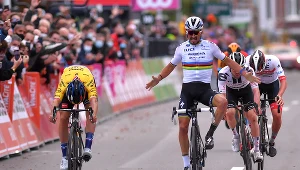 Primož Roglič (pierwszy z lewej) i Julian Alaphilippe, który już się cieszył